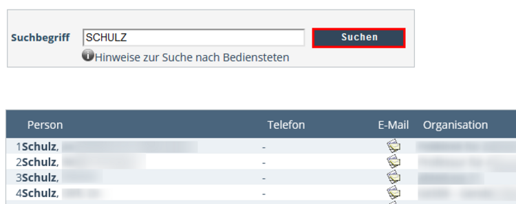 Ansicht der Suchfunktion Bedienstete der Applikation Suche. Die beschriebene Schaltfläche Suchen rechts neben dem Suchbegriff-Eingabefeld ist hervorgehoben. Das Suchwort Schulz ist eingegeben. Unterhalb ist die Liste der Suchergebnisse für das Suchwort Schulz sichtbar. Die Spalten Person, Telefon, E-Mail und Organisation werden angezeigt.